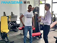 國外健身房，客人擼鐵日常